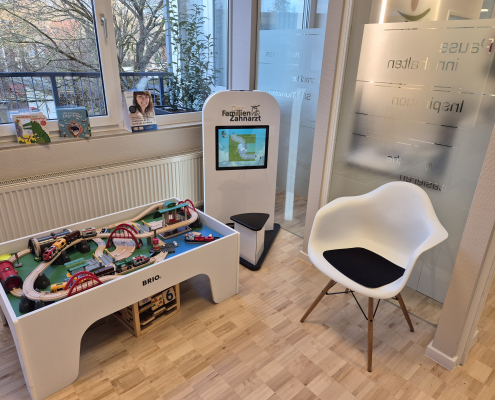 MyKidsCorner smart in der Arztpraxis bei Dr. Vollmer Kinderterminal MyKidsCorner smart Kinderspielecke Kindercomputer Touchscreen Kinderzahnarzt