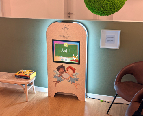 43242763_PXL_20230106_070657464-2 Kinderterminal Wandspielcomputer Kindercomputer Kinderspielecke Magic Wall deluxe Touchscreen Dentalpraxis