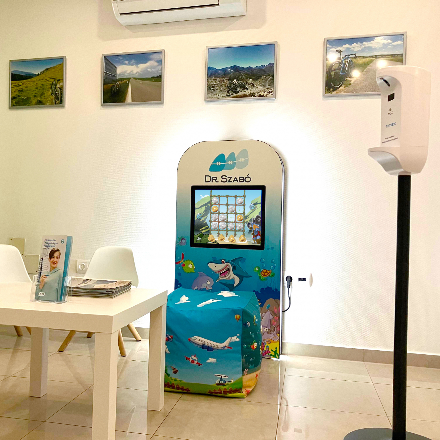 Magic Wall deluxe im Wartezimmer bei Dr. Szabo Kinderterminal Wandspielcomputer Kindercomputer Kinderspielecke Magic Wall deluxe Touchscreen Zahnarztpraxis