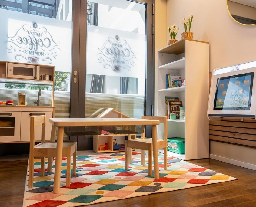 Kinderspielecke mit einer Magic Wall smart @Happy Coffee Moments Eltern Kind Café