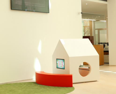 Magic Screen 24 Sparkasse Bocholt Schöne Spielecke mit Magic Screen in einer Bankfiliale. Individuelle Einbaumöglichkeiten dank flexibler Anordnung.