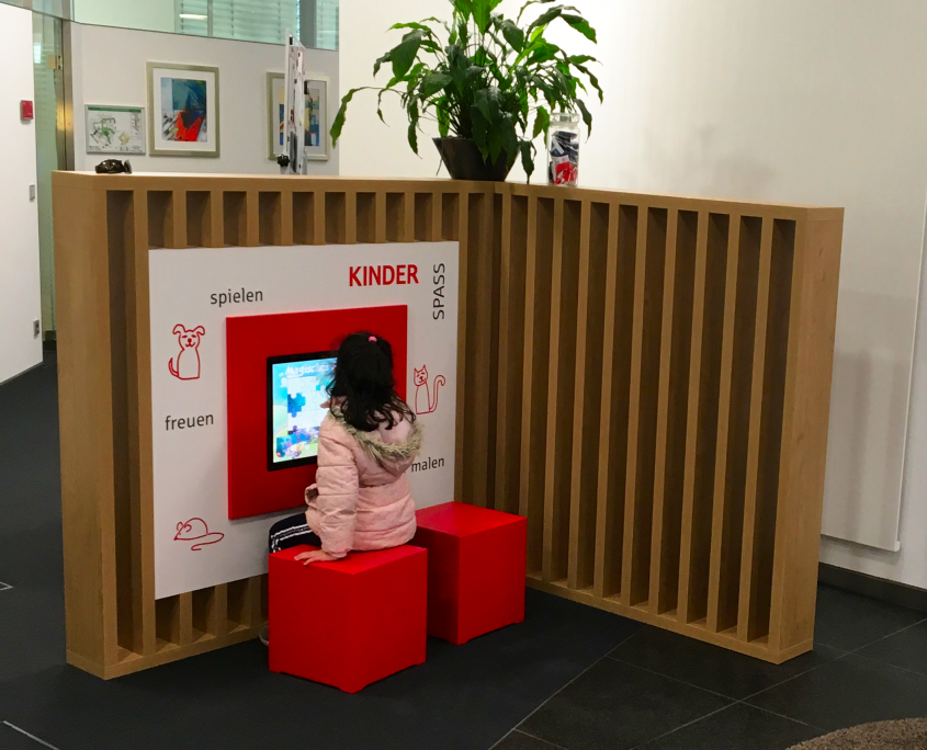 Magic Screen 19" Sparkasse Schöne Spielecke mit Magic Screen in einer Sparkasse. Individuelle Einbaumöglichkeiten dank flexibler Anordnung.