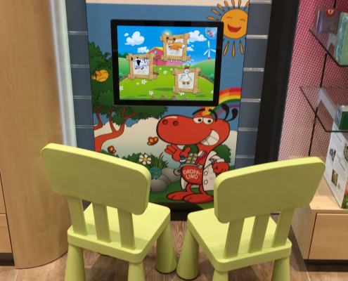 Magic Wall deluxe bei Dropa Kinderterminal Wandspielcomputer Kindercomputer Kinderspielecke Magic Wall deluxe Touchscreen Apotheke