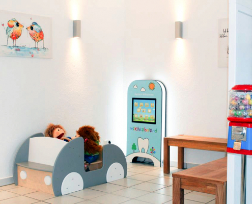 Magic Wall deluxe im Wartezimmer bei Milchzahnland Kinderterminal Wandspielcomputer Kindercomputer Kinderspielecke Magic Wall deluxe Touchscreen Zahnarztpraxis