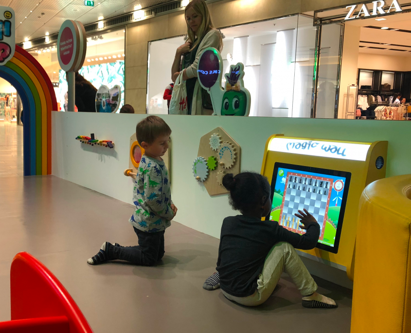 Magic Wall smart im Shopping Center in Wien Kinderterminal Kindercomputer Kinderspielecke Magic Wall smart Touchscreen Shoppingcenter Panilo22