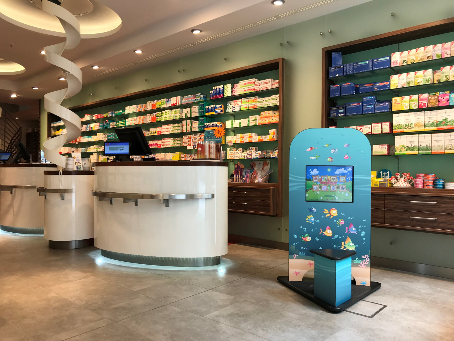 MyKidsCorner smart in der Baltic Apotheke Kinderterminal MyKidsCorner smart Kinderspielecke Kindercomputer Touchscreen Apotheke