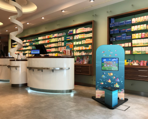 MyKidsCorner smart in der Baltic Apotheke Kinderterminal MyKidsCorner smart Kinderspielecke Kindercomputer Touchscreen Apotheke