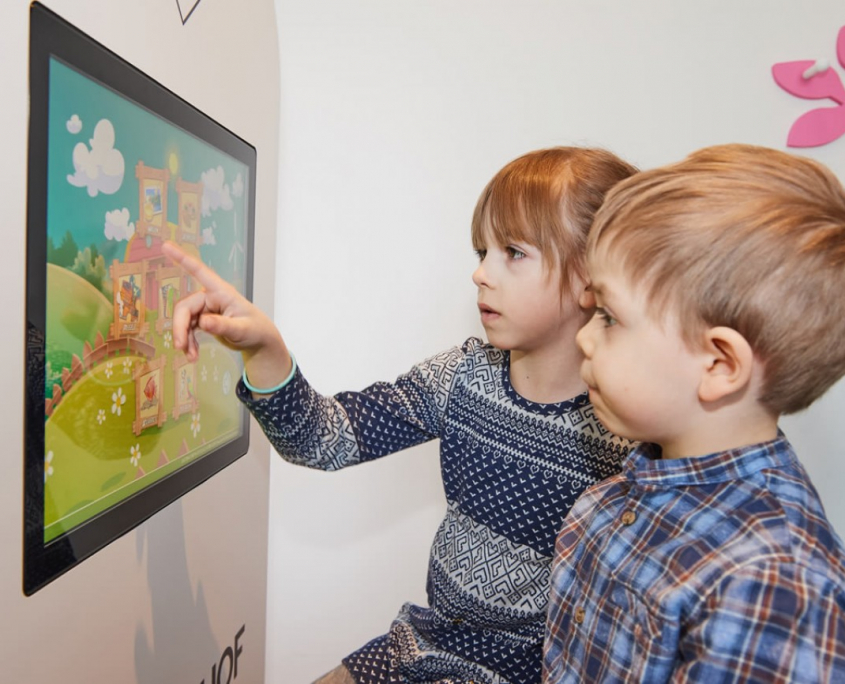 MyKidsCorner classic im Hotel Rainerhof Kinderterminal MyKidsCorner classic Kinderspielecke Kindercomputer Touchscreen Hotel Rainerhof Spielende Kinder