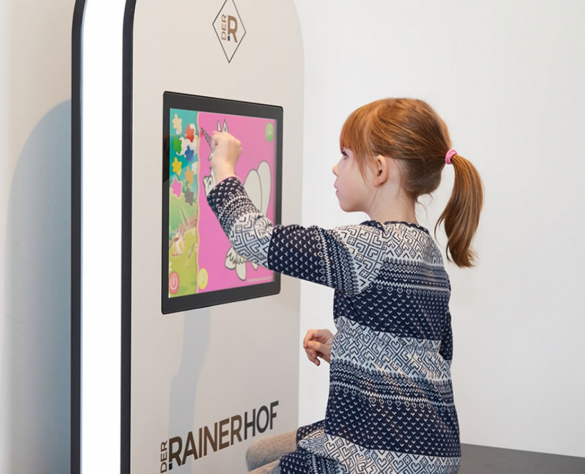 MyKidsCorner classic im Hotel Rainerhof Kinderterminal MyKidsCorner classic Kinderspielecke Kindercomputer Touchscreen Hotel Rainerhof