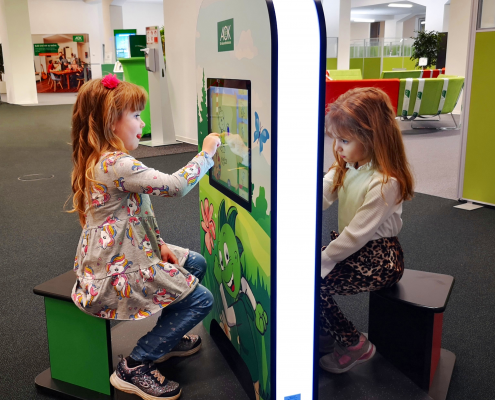 MyKidsCorner superior im AOK Kundencenter Kinderspielecke Kinderterminal MyKidsCorner deluxe Kindercomputer Touchscreen AOK Kundencenter