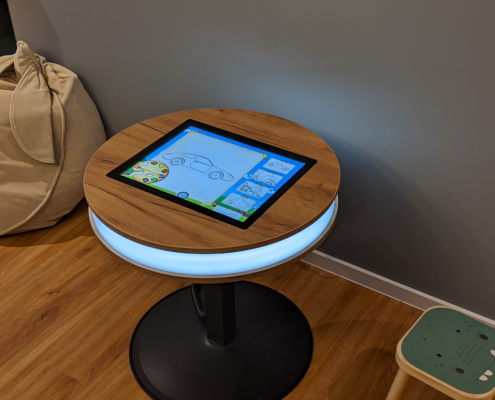 PlayTable smart im Zahnarzt Wartezimmer digitaler Kinderspieltisch PlayTable smart im Zahnarzt Wartezimmer