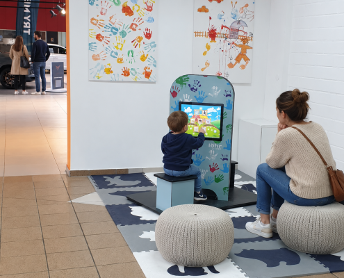 Spielbereich im modernen Autohaus Kinderterminal MyKidsCorner superior Kinderspielecke Kindercomputer Touchscreen Autohaus Löhr