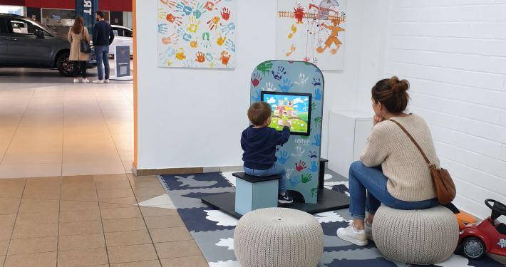Spielbereich im modernen Autohaus Kinderterminal MyKidsCorner superior Kinderspielecke Kindercomputer Touchscreen Autohaus Löhr