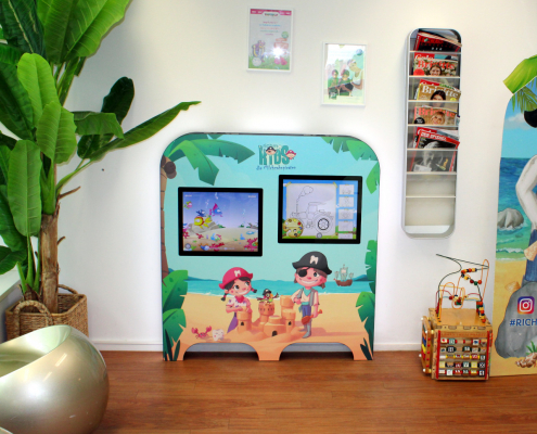 Magic Wall superior im Wartezimmer bei Richmodent Kinderterminal Wandspielcomputer Kinderspielecke Magic Wall superior Touchscreen Wartezimmer