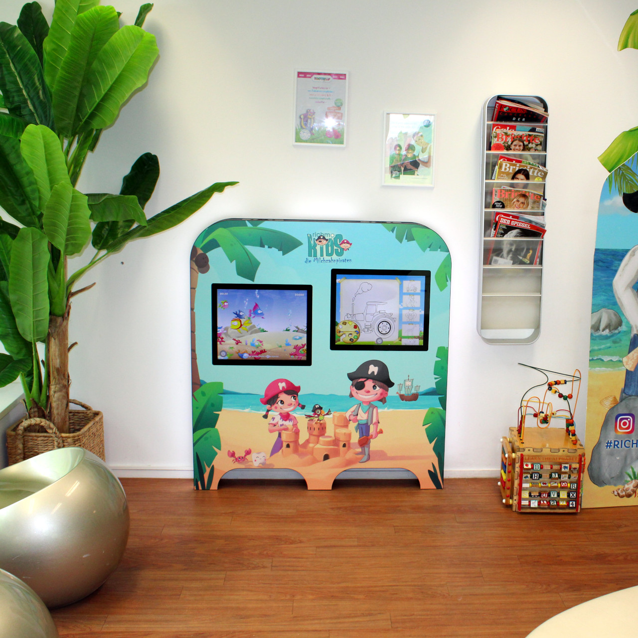 Magic Wall superior im Wartezimmer bei Richmodent Kinderterminal Wandspielcomputer Kinderspielecke Magic Wall superior Touchscreen Wartezimmer