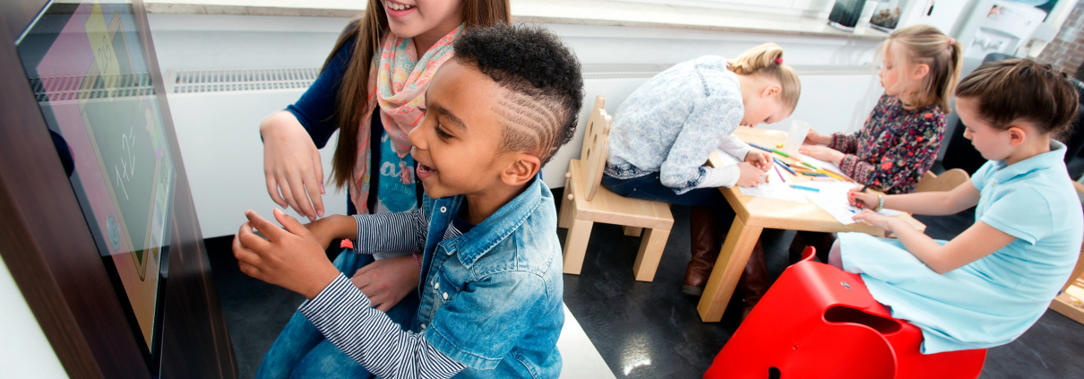 Magic Wall Deluxe EviDent Esslingen Kinderterminal Magic Wall deluxe in der Kinderspielecke EviDent Esslingen